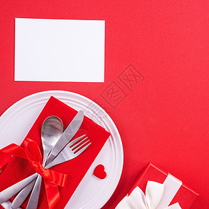 情人节日餐具设计构想 - 浪漫板盘菜在红背景上被隔绝 用于餐厅 庆祝节日宣传 顶级观景 平铺 躺着 丝带图片