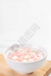 唐家宝 丹吉昂 美味的红白大米球 在一小碗里 亚洲传统节日食品 为中国冬令节提供 关闭 年糕 汤圆图片