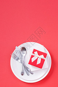 情人节日餐具设计构想 - 浪漫板盘菜在红背景上被隔绝 用于餐厅 庆祝节日宣传 顶级观景 平铺 空的 促销图片