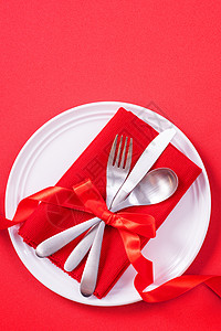 情人节日餐具设计构想 - 浪漫板盘菜在红背景上被隔绝 用于餐厅 庆祝节日宣传 顶级观景 平铺 天 躺着图片
