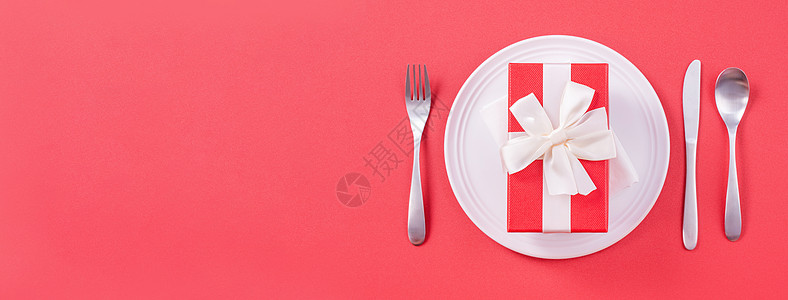 情人节日餐具设计构想 - 浪漫板盘菜在红背景上被隔绝 用于餐厅 庆祝节日宣传 顶级观景 平铺 快乐的 卡片图片