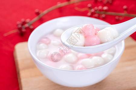 汤圆 汤圆 红色背景的小碗里放着美味的红白汤圆 中国冬至节的亚洲节日食品 特写 勺子 食物图片