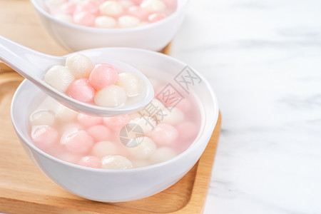 美味的汤圆 小碗里的红白汤圆 中国冬至节的亚洲传统节日食品 特写 球 晓图片