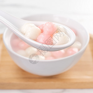 唐家宝 丹吉昂 美味的红白大米球 在一小碗里 亚洲传统节日食品 为中国冬令节提供 关闭 勺子 年糕图片