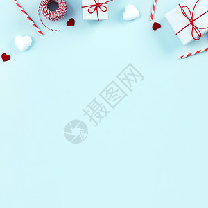中秋月饼包装情人节母亲节艺术设计理念的推广-红白包装礼盒隔离在柔和的浅蓝色背景平顶视图 爱 问候语背景
