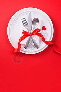 情人节日餐具设计构想 - 浪漫板盘菜在红背景上被隔绝 用于餐厅 庆祝节日宣传 顶级观景 平铺 餐巾图片
