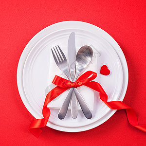情人节日餐具设计构想 - 浪漫板盘菜在红背景上被隔绝 用于餐厅 庆祝节日宣传 顶级观景 平铺 食物 空的图片