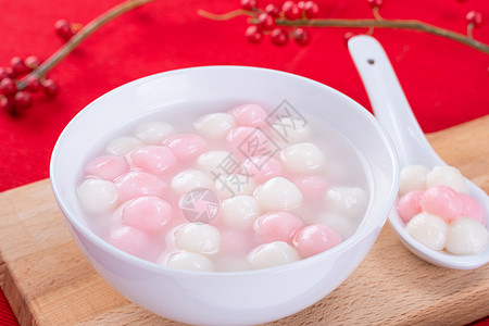 汤圆 汤圆 红色背景的小碗里放着美味的红白汤圆 中国冬至节的亚洲节日食品 特写 吃 桌子图片