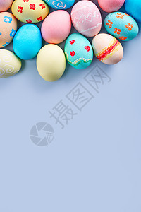 五颜六色的复活节彩蛋由彩色水染成 淡蓝色背景上有美丽的图案 假日活动的设计理念 顶视图 复制空间 平铺 高架图片