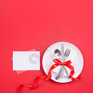 情人节日餐具设计构想 - 浪漫板盘菜在红背景上被隔绝 用于餐厅 庆祝节日宣传 顶级观景 平铺 心 刀图片