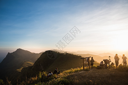 游客拍下山顶山谷的相片 旅游者 自由 女士 公园图片