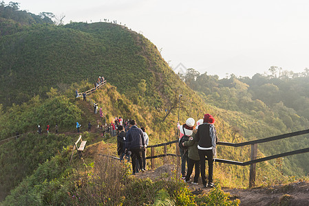 亚洲观光客正在山上享受自拍图片