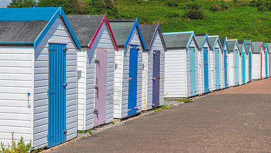 五颜六色的小海滨别墅 多彩多姿的海滩棚屋 各种彩绘海滩棚屋 海滩小屋 托贝 南德文郡 英国 户外 沐浴图片