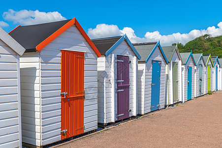五颜六色的小海滨别墅 多彩多姿的海滩棚屋 各种彩绘海滩棚屋 海滩小屋 托贝 南德文郡 英国 夏天图片