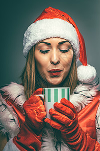 圣诞女孩与茶杯 微笑 礼物 戏服 杯子 圣诞节 热的 美丽的图片