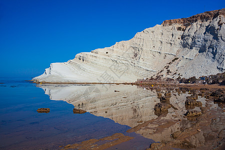 一块令人着迷的石灰岩岩石 海滨 夏天 海图片