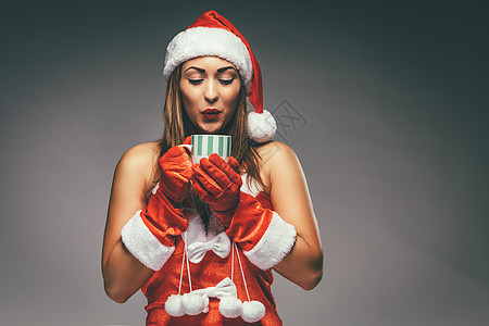 圣诞女孩与茶杯 喝 礼物 水平的 红色的 微笑图片