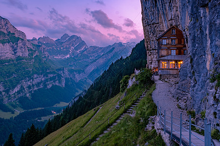 从瑞士Appenzell地区Ebenalp山起 在Aescher悬崖下看到瑞士阿尔卑斯山和一家位于Aescher悬崖下的山餐馆 图片