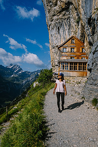 从瑞士Appenzell地区Ebenalp山起 在Aescher悬崖下看到瑞士阿尔卑斯山和一家位于Aescher悬崖下的山餐馆 图片