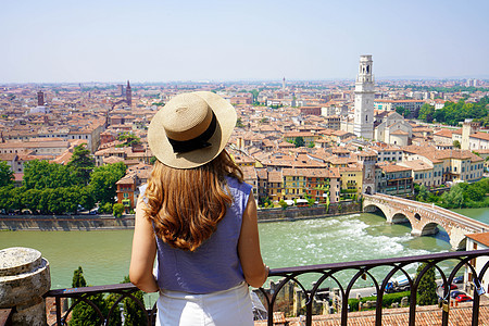 女性观光维罗纳市地标性假期在意大利旅游生活方式女游客在老城鸟瞰建筑中放松图片