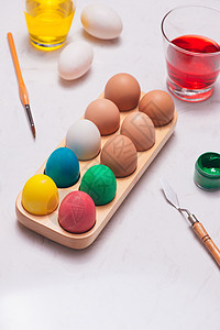 复活节快乐 朋友们在桌子上画复活节鸡蛋 传统的图片
