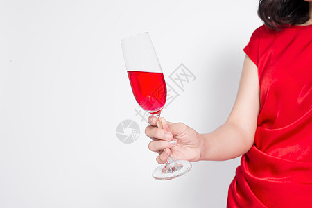 剪裁的美丽亚洲女孩穿着晚礼服 微笑着拿着香槟杯子的画面 派对 友谊图片