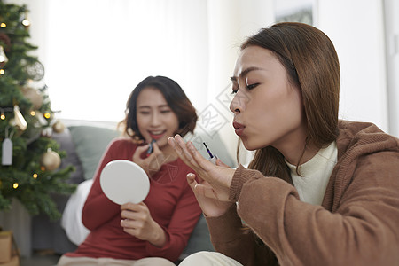 我帮你吧 美女和好朋友坐在一起 化点妆给脸上化妆的美人儿图片