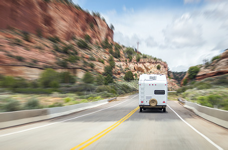 机动回家 纪念碑 自由 货车 露营车 国家的 山 岩石 犹他州图片