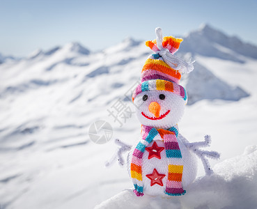 山上快乐的雪人 有趣的 微笑 天空 高山 帽图片