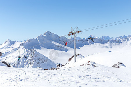 山区高山Ski度假胜地的滑雪电梯 布鲁斯 天空图片