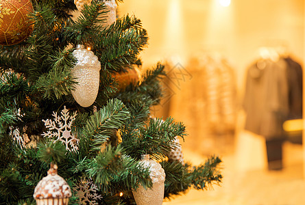 优美圣诞树 新年 窗户 圣诞彩灯 假期 购物 雪花图片