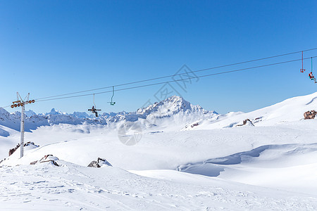 山区高山Ski度假胜地的滑雪电梯 旅行 坐着图片