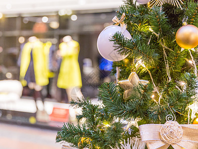 圣诞树装饰 火花 购物中心 松树 假期 庆祝 背景虚化图片