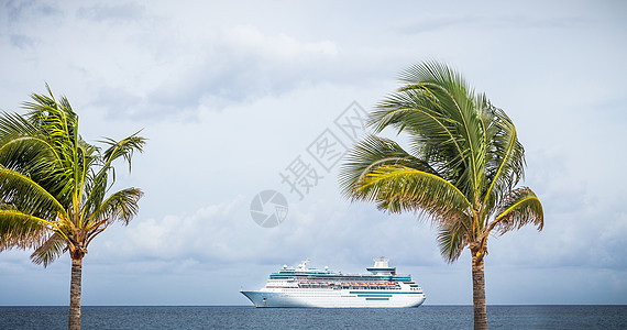 拿骚 巴哈马 — 2014 年 9 月 6 日 皇家加勒比的船 2014 年 9 月 6 日在巴哈马港航行 王 奢华图片
