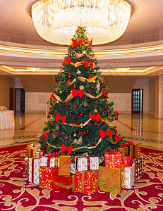 圣诞节礼物 季节 十二月 假期 丝带 圣诞树 庆典 地毯图片