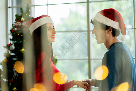 一对夫妇在圣诞节上一起跳舞 伴着光辉的露天景色 享受快乐图片