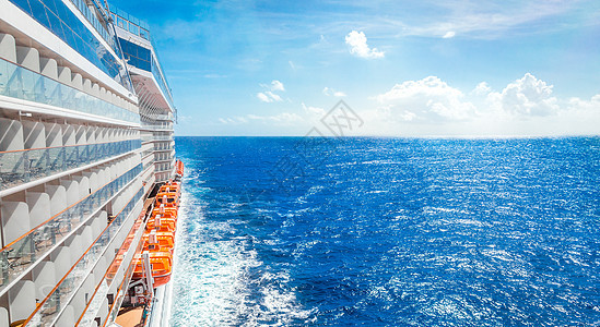 游游轮 衬垫 旅行 甲板 海洋 闲暇 运输 蓝色的 栏杆 地平线图片