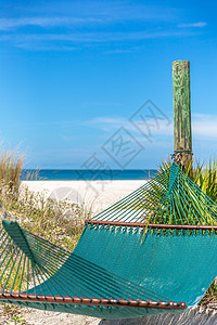 夏季沙滩放松 在热带海滩上空吊床和海洋背景 度假概念中 浪漫的 蓝色的图片