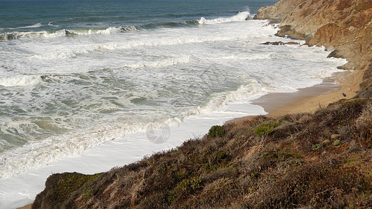 海浪和岩石 蒙特雷 北加利福尼亚州 美国 太平洋海岸公路上的海滨高尔夫旅游胜地大苏尔附近 17 英里车程 圆石滩的水花和海风 公图片
