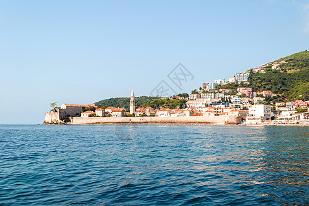 在阳光明媚的日子里 海中海湾和海岸小镇的高角度拍摄 背景中有一座山 Perast 是黑山的一个老镇图片
