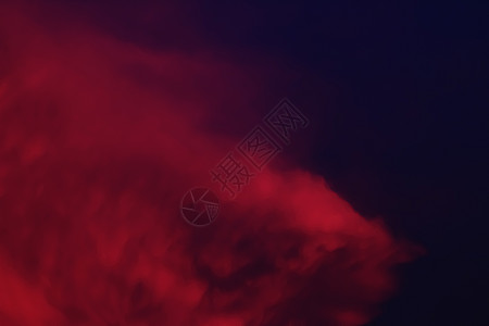 作为抽象背景的剧烈的红色云彩图片