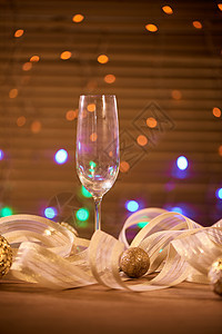 一杯香槟和圣诞金球的杯子 前夕 浪漫的 庆祝图片