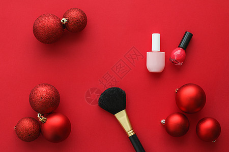 用于美容品牌圣诞促销的化妆品和化妆品产品套装 豪华红色平面背景作为假日设计 粉末 女孩图片