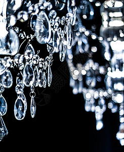 水晶玻璃吊灯作为家居装饰 室内设计和豪华家具细节 假日请柬卡背景情况 卡片 珠宝图片