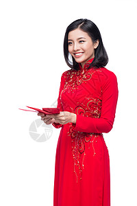 春节出行一位身着传统节日服装的美丽亚洲女性的画像拿着红口袋 — 幸运钱 春节假期 农历新年 甜的 中国背景