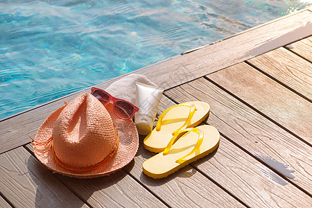 游泳池边的帽子 太阳眼镜和防晒霜 夏季旅行概念 晴天 失败图片
