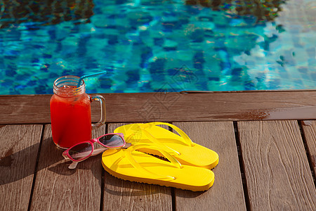 游泳池边的新鲜西瓜冰沙饮料 配有太阳镜 草帽和拖鞋 — 假日热带概念 夏天 寒冷的图片