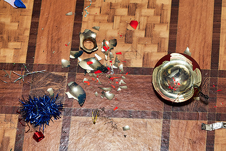 被碎掉的圣诞树玩具碎片躺在地上图片