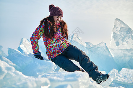 穿滑雪西装的女人爬上冰块 冰川 冰冷的 探索 女性图片