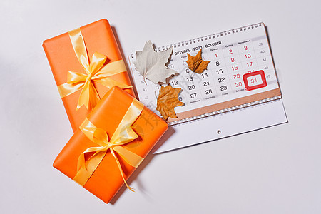 2021年10月 每月日历和橙色礼品盒图片